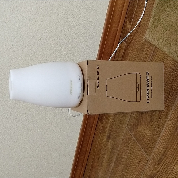 Oil diffuser with light - Picture 1 of 3